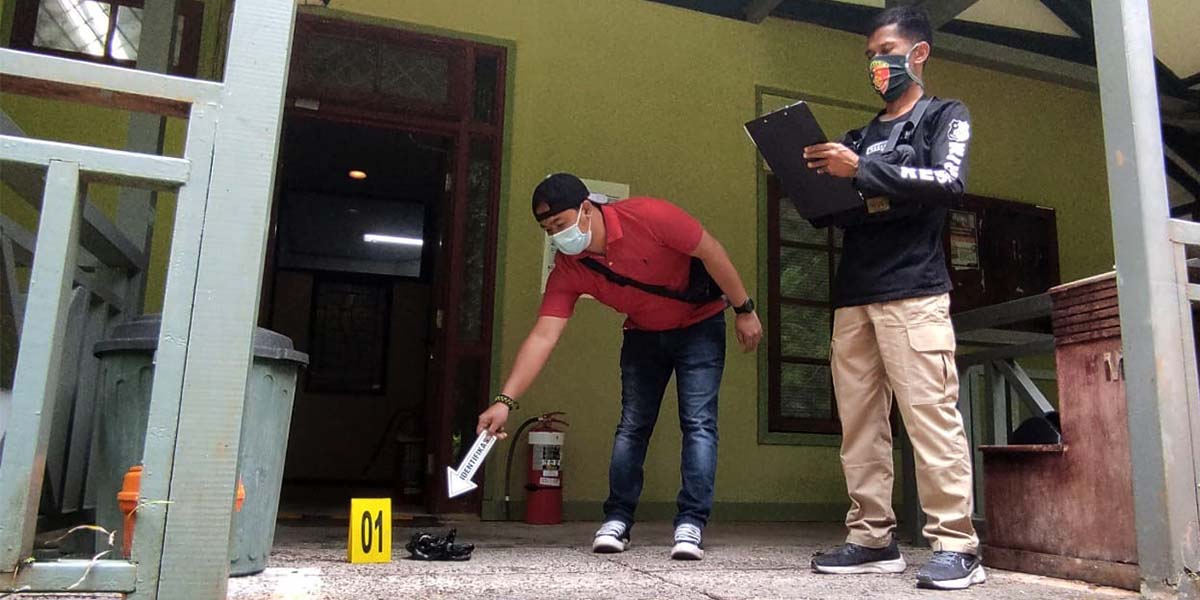 Polisi melakukan olah TKP pembakaran ruang Manager SLD PT Freeport Indonesia di Kuala Kencana, Kamis (01/10/2020).